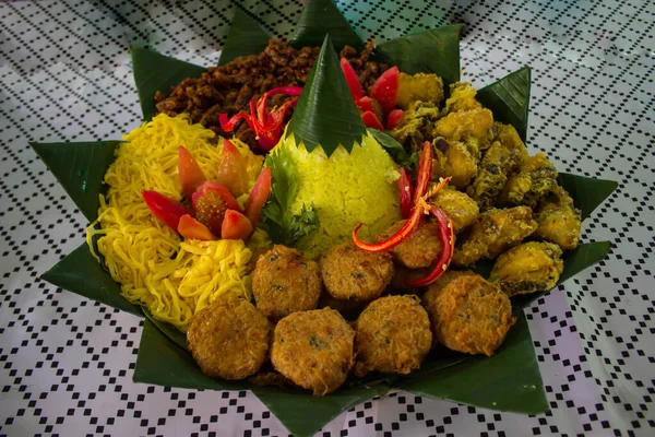 Nasi Kuning Желтый Рис Тумерный Рис Является Традиционной Пищей Азии — стоковое фото