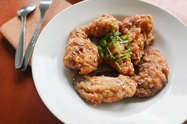 Νόστιμο Σπιτικό Τραγανό Τηγανητό Κοτόπουλο Πικάντικη Γεύση Και Λεμόνι Στο — Φωτογραφία Αρχείου