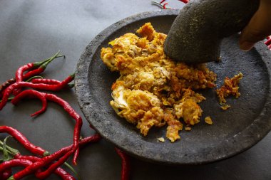 Ayam geprek ya da tavuk ezmesi ya da tavuk ezmesi acı biber ve sarımsak aromalı ve sebze ve pilav ile servis edilen kızarmış tavuktan yapılan Endonezya yemeğidir.