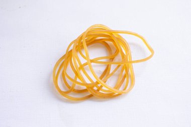 Kırmızı lastik bant. Lastik bantlar. Beyaz arkaplanda izole edilmiş elastik bir bant sürükleniyor