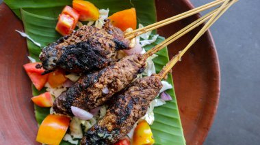 Sate Buntel ya da satay Buntel koyun yağına sarılıp ızgarada kızartılmış koyun kıymasından yapılır. domatesli, soğanlı, biberli, lahanalı