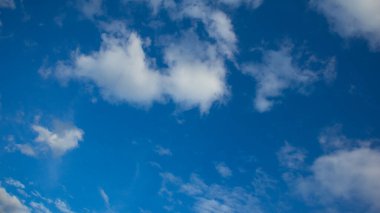 Mavi gökyüzü ve beyaz bulut sabah mavi gökyüzünde ve beyaz bulut sabah