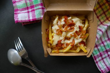 Kızarmış patates ve erimiş çedar peyniri ya da sosis dilimli kızarmış peynir.