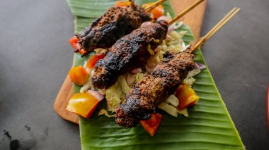 Sate Buntel ya da satay Buntel koyun yağına sarılıp ızgarada kızartılmış koyun kıymasından yapılır. domatesli, soğanlı, biberli, lahanalı