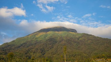 Java 'daki merceksi bulutlar sindoro dağı. Merceksi bulutlar ve merceksi bulutlar dağ