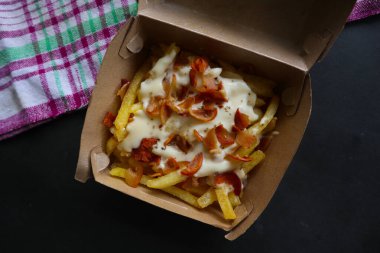 Kızarmış patates ve erimiş çedar peyniri ya da sosis dilimli kızarmış peynir.