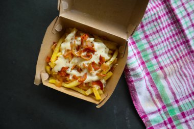 Kızarmış patates ve erimiş çedar peyniri ya da sosis dilimli kızarmış peynir.