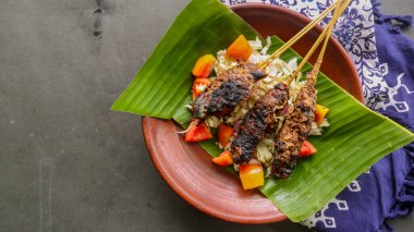 Sate Buntel ya da satay Buntel koyun yağına sarılıp ızgarada kızartılmış koyun kıymasından yapılır. domatesli, soğanlı, biberli, lahanalı