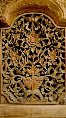 Ahşap arka planda oyma, çiçek deseni. gebyok