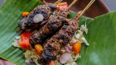 Sate Buntel ya da satay Buntel koyun yağına sarılıp ızgarada kızartılmış koyun kıymasından yapılır. domatesli, soğanlı, biberli, lahanalı