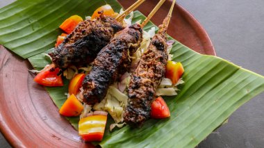 Sate Buntel ya da satay Buntel koyun yağına sarılıp ızgarada kızartılmış koyun kıymasından yapılır. domatesli, soğanlı, biberli, lahanalı