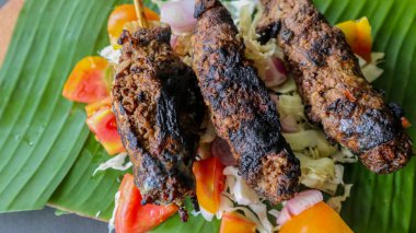 Sate Buntel ya da satay Buntel koyun yağına sarılıp ızgarada kızartılmış koyun kıymasından yapılır. domatesli, soğanlı, biberli, lahanalı