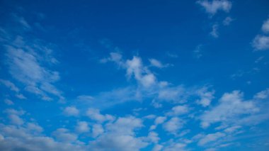 Mavi gökyüzü ve beyaz bulut sabah mavi gökyüzünde ve beyaz bulut sabah