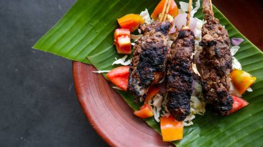 Sate Buntel ya da satay Buntel koyun yağına sarılıp ızgarada kızartılmış koyun kıymasından yapılır. domatesli, soğanlı, biberli, lahanalı