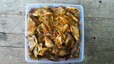 Süt balığı ya da baharatlı Bandeng yemeği.