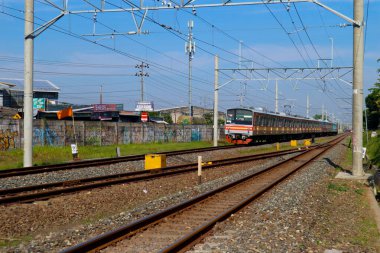 Klaten, Endonezya - 3 Temmuz 2021: Commuter Line (tren) KRL treni Klaten 'e varır, yalnız tren istasyonu Klaten, Endonezya