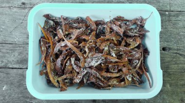 Mini kemer ya da ikan layur, tuzlama işlemi ile kızartılmış.