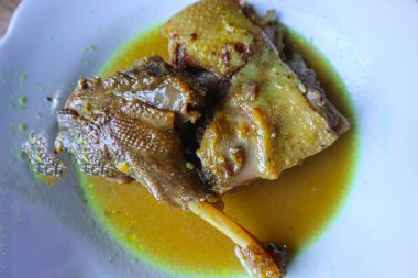 Ördek köri ya da opor bebek ahşap arka planda servis edilir. Asya yemeği