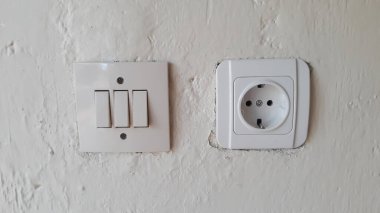 Elektrik prizi ve beyaz duvar anahtarı ve elektrik prizi ve beyaz duvar