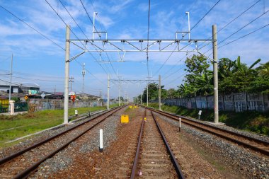 KRL treni Klaten 'e tek başına, Klaten, Endonezya' daki tren istasyonuna varır.