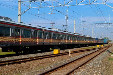 KRL treni Klaten 'e tek başına, Klaten, Endonezya' daki tren istasyonuna varır.