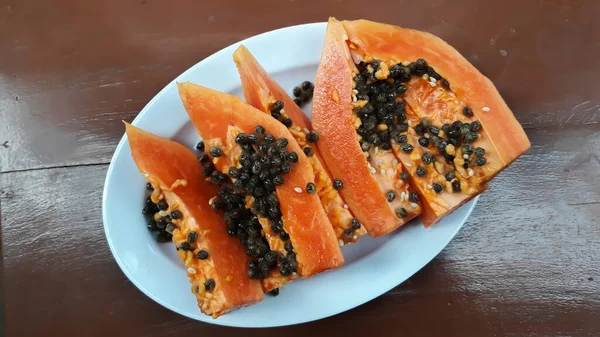 Fresh Papaya Fruit Served White Plate Wooden Table — Stok fotoğraf