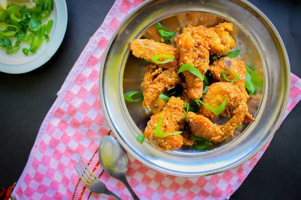 맛있는 집에서 바삭바삭 프라이 치킨에 레몬을 곁들인 — 스톡 사진