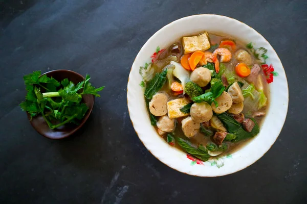 Çin Yemeğinden Çin Yemeği Tofu Sebze Karides Mantar Köfteden Yapılan — Stok fotoğraf