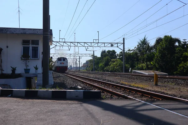 Zug Der Pendlerlinie Krl Kommt Klaten Zum Solobahnhof Klaten Indonesien — Stockfoto