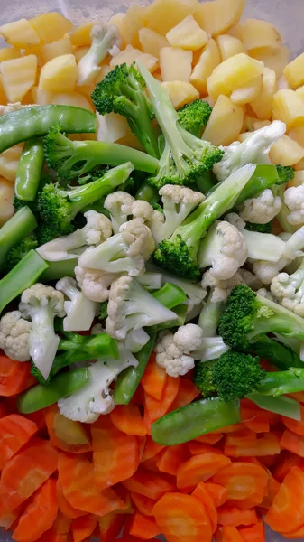 Salad Supplies Vegetable Supplies Consist Carrots Potatoes Broccoli Wooden Table — Stock Photo, Image
