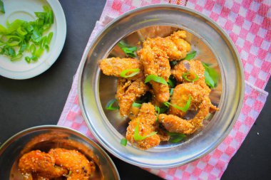 Lezzetli ev yapımı kızarmış tavuk baharatlı ve tabakta limon.