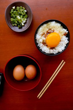 Tamago kake gohan veya çiğ yumurta. Japonya 'dan geleneksel yemekler, kahvaltıda yiyin.