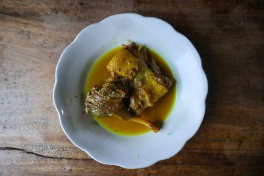 Ördek köri ya da opor bebek ahşap arka planda servis edilir. Asya yemeği