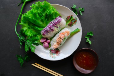 Goi cuon, Vietnam 'dan (Vietnam yemeği), et, karides, sebze, vermicelli ve pirinç kağıdına sarılmış geleneksel bir börektir. Sos ile servis