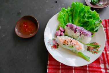 Goi cuon, Vietnam 'dan (Vietnam yemeği), et, karides, sebze, vermicelli ve pirinç kağıdına sarılmış geleneksel bir börektir. Sos ile servis