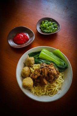 mie ayam ya da noodles chicken Endonezya 'dan geleneksel yemektir, erişte, tavuk, tavuk çorbası, ıspanak, bazen köfte ile yapılır..