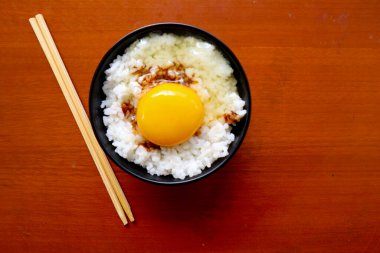 Tamago kake gohan veya çiğ yumurta. Japonya 'dan geleneksel yemekler, kahvaltıda yiyin.