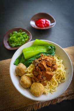 mie ayam ya da noodles chicken Endonezya 'dan geleneksel yemektir, erişte, tavuk, tavuk çorbası, ıspanak, bazen köfte ile yapılır..