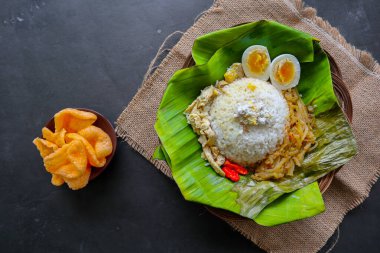  Nasi Liwet Solo ya da Sego Liwet Solo, Surakarta 'da yetişen geleneksel bir yemektir. Muz yaprağında servis edilen tuzlu pirinç, chayote ve haşlanmış yumurta, tavuk ve kumut (kalın hindistan cevizi sütü) ile yapılır.