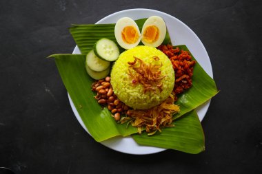 Nasi kuning ya da sarı pirinç, Asya 'dan geleneksel bir yemektir, zerdeçal, hindistan cevizi sütü ve yumurta, tavuk, fıstık, biber sosu ve dilimlenmiş salatalıkla servis edilen baharatla pilav yapılır. 