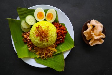 Nasi kuning ya da sarı pirinç, Asya 'dan geleneksel bir yemektir, zerdeçal, hindistan cevizi sütü ve yumurta, tavuk, fıstık, biber sosu ve dilimlenmiş salatalıkla servis edilen baharatla pilav yapılır. 