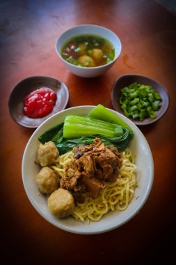 mie ayam ya da noodles chicken Endonezya 'dan geleneksel yemektir, erişte, tavuk, tavuk çorbası, ıspanak, bazen köfte ile yapılır..