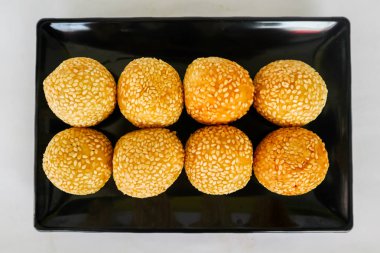 Onde-onde veya susam topu veya Jian Dui, glüten pirinç unundan yapılmış ve fasulye ezmesi ile doldurulmuş susam tohumuyla kaplanmış Çin hamur işidir. beyaz arkaplanda izole