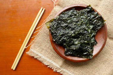 Norveç yosunu beyaz arka planda izole edilmiş. Japon yemeği nori. Kuru yosun çarşafları.