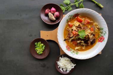Keçi köri ya da gulai kambing, Asya 'dan yemek. Lezzetli keçi eti tabakta servis ediliyor.