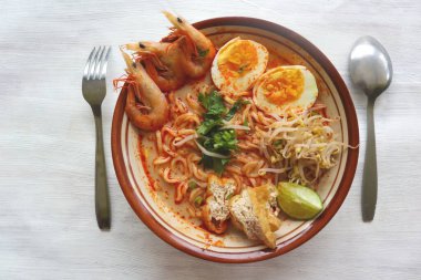 laksa, vermicelli, erişte, fasulye filizi, yumurta, tofu limonu ve baharat dolu baharatlı çorba soslu karidesten yapılan laksa köri. Lasa kasede servis edilir, beyaz arka planda izole edilir..