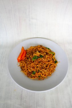 Yakisoba, istiridye soslu veya yakisoba soslu erişte, lahana, sebze ve etten yapılan geleneksel kavrulmuş erişte japanıdır. yakisoba tabakta servis edilir