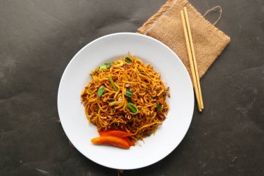 Yakisoba, istiridye soslu veya yakisoba soslu erişte, lahana, sebze ve etten yapılan geleneksel kavrulmuş erişte japanıdır. yakisoba tabakta servis edilir