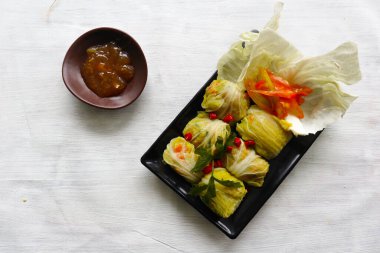 Lahana ruloları doldurulmuş et veya kol gulung, kelem dolmasi, sarma lahana ambalajı, Chou farci, golubtsy, golabki. Et ya da sığır etiyle sarılmış lahana yaprakları.. 