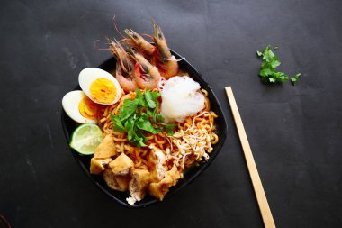 laksa, vermicelli, erişte, fasulye filizi, yumurta, tofu limonu ve baharat dolu baharatlı çorba soslu karidesten yapılan laksa köri. Lasa kasede servis edilir, beyaz arka planda izole edilir..